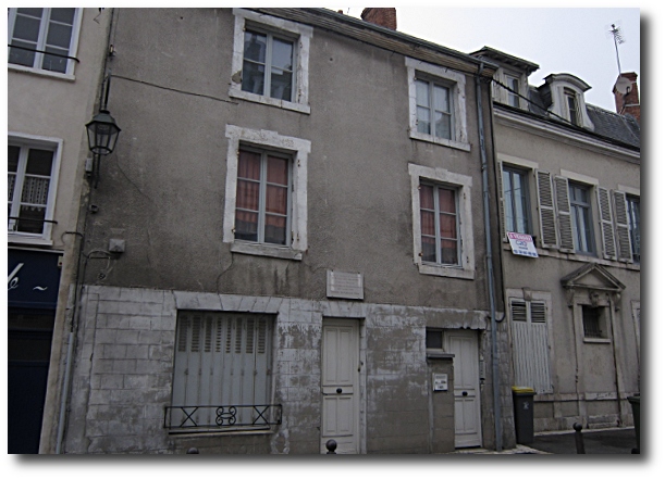 La maison du 2 rue de Bourgogne. Au rez-de-chaussée de cette maison  de décembre 1895 à juillet 1896  Charles Péguy  commença d'écrire son drame en trois parties  sur Jeanne d'Arc 