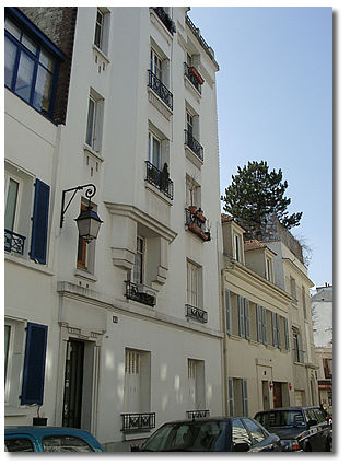 À gauche, le 17 rue Gabrielle à Montmartre.