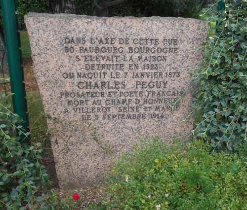 La plaque de la maison natale de l'écrivain, rue Charles-Péguy, tout près de l'angle avec le faubourg Bourgogne (photo Hélène Richard).