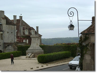 Le Clos du couvent, depuis les marches de la basilique à Vézelay.