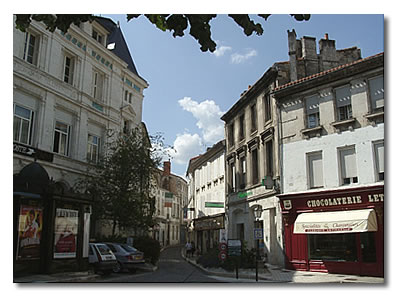 La place Francis Louvel et la rue de Beaulieu.