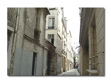 A gauche, le 24 rue Visconti à Paris.