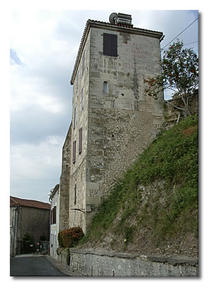 La tour de l'hôtel Monte-Christo à Blanzac.