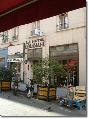 L'hôtel La Louisiane, rue de Seine à Paris.