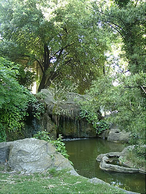 La cascade du Jardin de l'Esplanade.