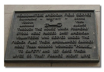 La plaque en l'honneur de l'American Field Service, 21 rue Raynouard.
