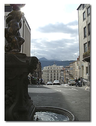 Vue sur le Puy depuis la place Royale de Clermont-Ferrand.