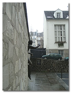 Le passe-muraille surgit d'un mur, place Marcel Aymé