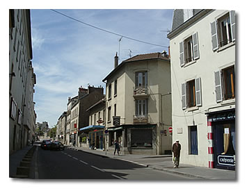 A droite, la maison du 10 rue des Perrières.