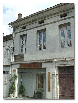 Place Ludovic Trarieux à  Aubeterre, la maison natale de Ludovic Trarieux, fondateur de la Ligue des droits de l'Homme et défenseur de Dreyfus avec Zola.