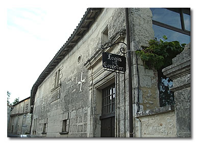 Rue Pierre Véry à Aubeterre, l'ancien couvent des cordeliers qui accueillit en ses murs les écoliers Emile Zola et Anatole France.