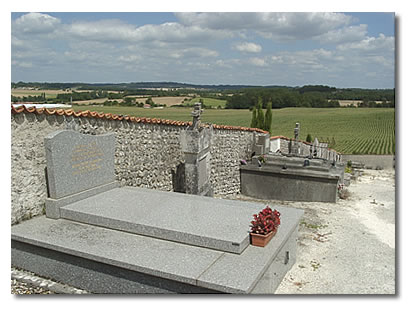 La tombe de Pierre Véry à Bellon.