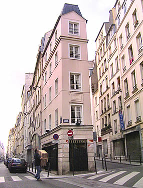 La maison d'André Chénier (1762-1794), à l'angle de la rue de Cléry et la rue Beauregard, sur la placette appellée aujourd'hui pointe Trigano (photo B. Vassor).