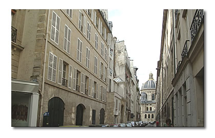 La rue Mazarine. Au fond et à droite : l'Institut de France.