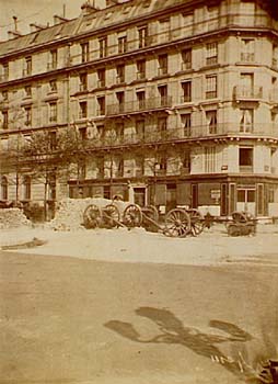 Une barricade sur le boulevard Magenta en 1871.