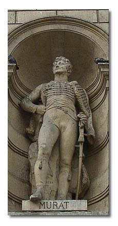 Les statues des généraux de l'Empire sur la façade du Louvre, rue de Rivoli.