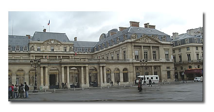 A droite du Palais-Royal, l'ancien théâtre.