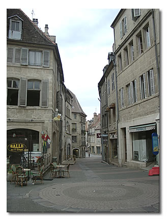 Le bas de la rue de Besançon