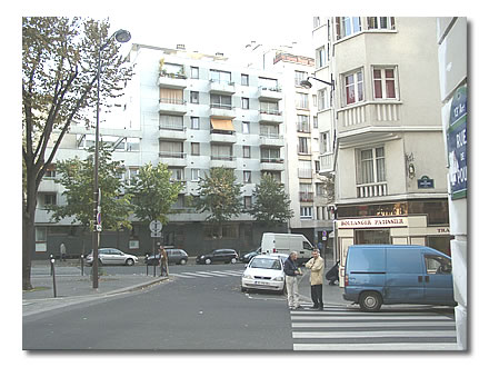 En face, le 65 rue Bobillot (un décor de La Der des der). A droite, la rue Bernard. La photo est prise depuis la rue de Pouy. Difficile avec tout ça de ne pas penser à Jean-Bernard Pouy.
