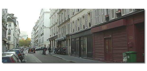 A droite, le 27 rue Amelot, emplacement du bar de Petit Louis (Un Long dimanche de fiançailles).