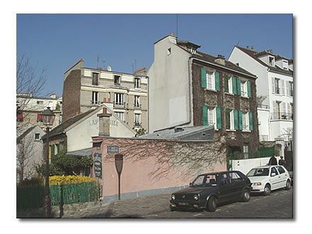 Le 30 rue Saint-Vincent (avec les volets verts). A sa gauche, le Lapin agile.