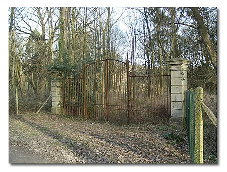 Dans la forêt de l'Isle-Adam, entre Maffliers et Nerville, une grille de l'ancien château des Bonshommes.