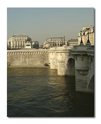 Le pont Neuf, avec la statue de Henri IV et, au fond, l'emplacement de l'ancienne pompe de la Samaritaine.