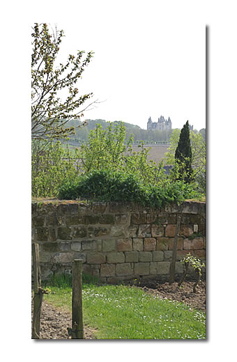 Depuis le jardin de l'abbaye, on aperçoit le château du Coudray-Montpensier, situé sur la commune de Seuilly.