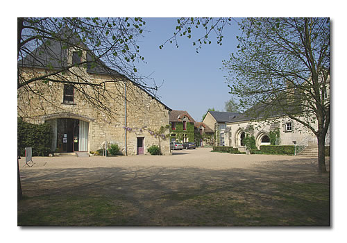 A gauche, l'ancienne grange dîmière construite aux XIIe et XIIIe siècles. Elle abritait le prélèvement d'un dixième des récoltes au profit de l'église.