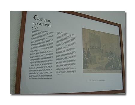 Dans les couloirs du lycée, une copieuse exposition réalisée par les élèves à l'occasion du centenaire de la réhabilitation de Dreyfus en 2006.