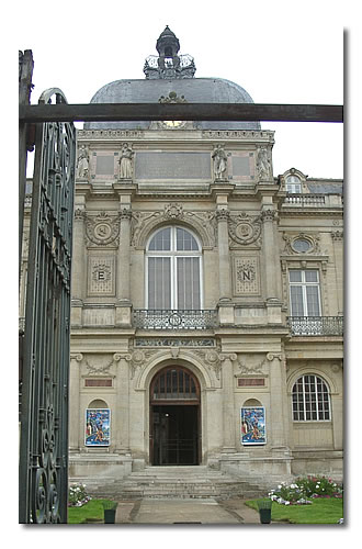 Le musée de Picardie, rue de la République. Le conseiller municipal Jules Verne travaille à l'enrichissement de ses collections.
