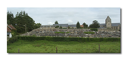 Le cimetière et l'église de Saint-Sauveur. A gauche, le toit du presbytère
