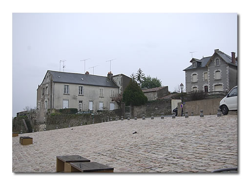 La maison de Julien Gracq est à droite, dans le bas de la rue du Grenier-à-sel. De là, Gracq pouvait appareiller en esprit quand il le voulait.