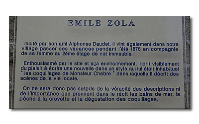 La plaque à droite de la porte blanche.