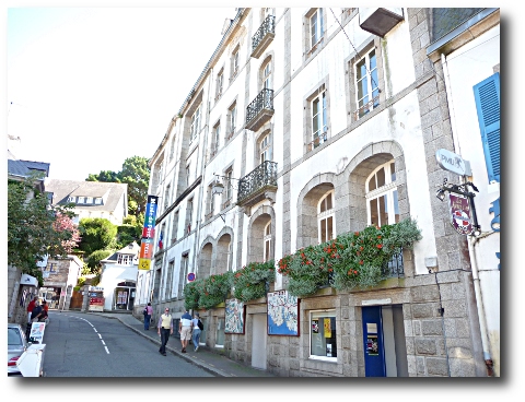 A gauche de l'ex-Hôtel Gloanec, l'annexe de l'Hôtel des Voyageurs de Julia Guillou, aujourd'hui l'hôtel de ville.