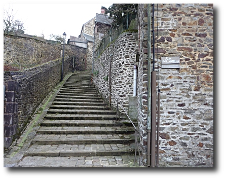 Un autre décor des Chouans : le bout de la ruelle des Quatre-vents, qui se termine par les degrés de l'Escalier de la Duchesse Anne, l'