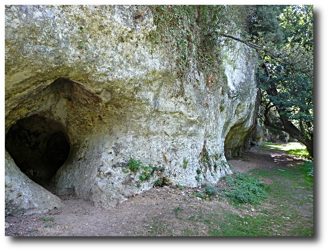 Devant l'une de ces grottes préhistoriques, à 800 mètres du château, Loti raconte qu'il a découvert 