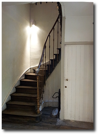 7 quai Arthur Rimbaud. L'escalier qui mène à l'appartement des Rimbaud.