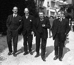 Alexis Leger à Locarno en 1925 (à gauche)