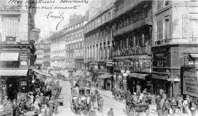 La rue du Faubourg-Montmartre. À droite, le Brébant