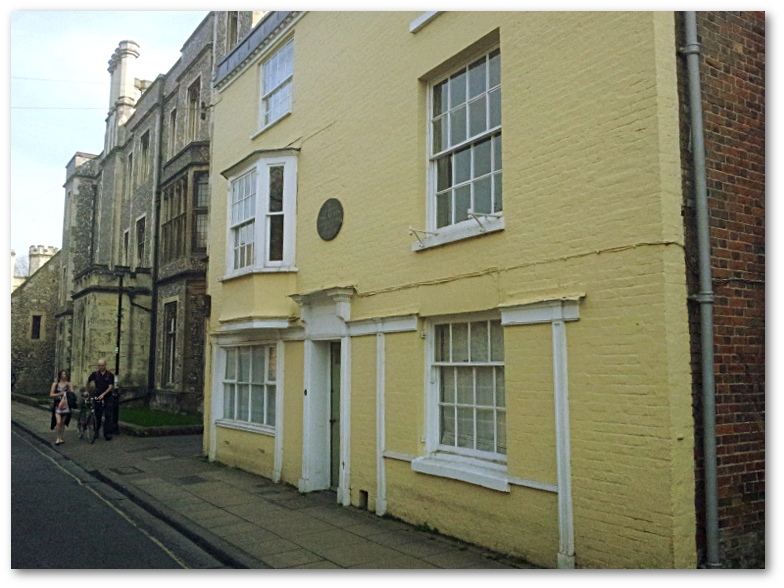 La maison couleur moutarde du 8 College street, près de la cathédrale, où Jane Austen a vécu ses dernières semaines en 1817.