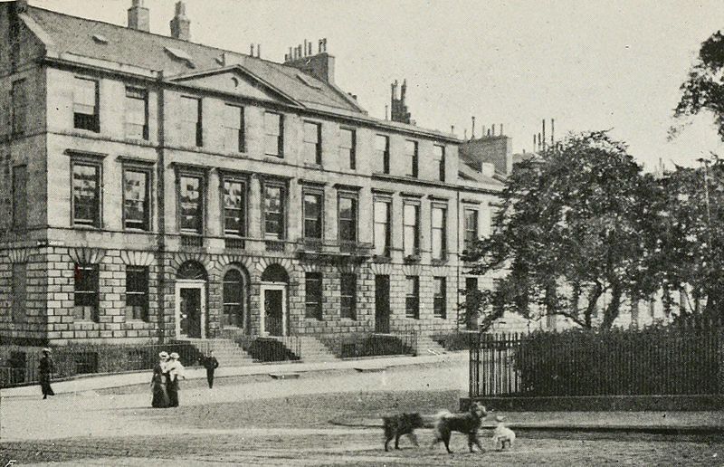 En 1857, la famille déménage de nouveau jusqu'au 17 Heriot Row, dans les beaux quartiers d'Edimbourgh. L'appartement se compose d'une quinzaine de pièces.