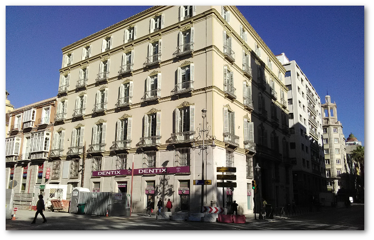 L'immeuble qui abritait en 1937 l'hôtel Regina, au croisement de Calle Puerta de Mar et de Alameda Principal.