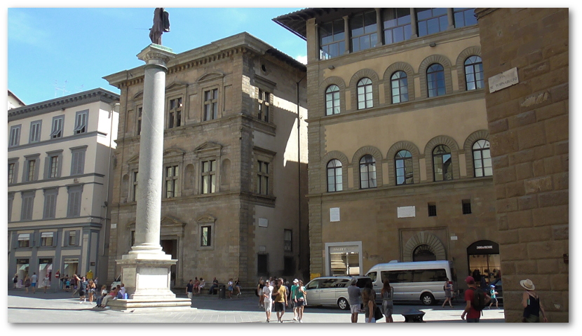 Au milieu, le Palazzo Bartolini-Salimbeni. A sa droite, le palazzo Buondelmonti.