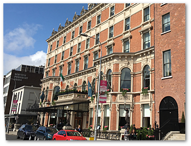 Le Shelbourne Hotel, 27 St Stephen's Green, est un lieu de rencontre apprécié par Stoker et Irving.