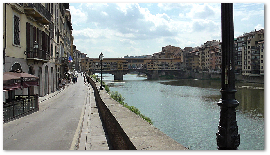 A quelques dizaines de mètres de la Piazza S. Trinita, vue sur le Ponte Vecchio.