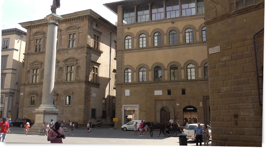 En face (derrière le carrosse), le Palais Buondelmonti, Piazza S. Trinita.
